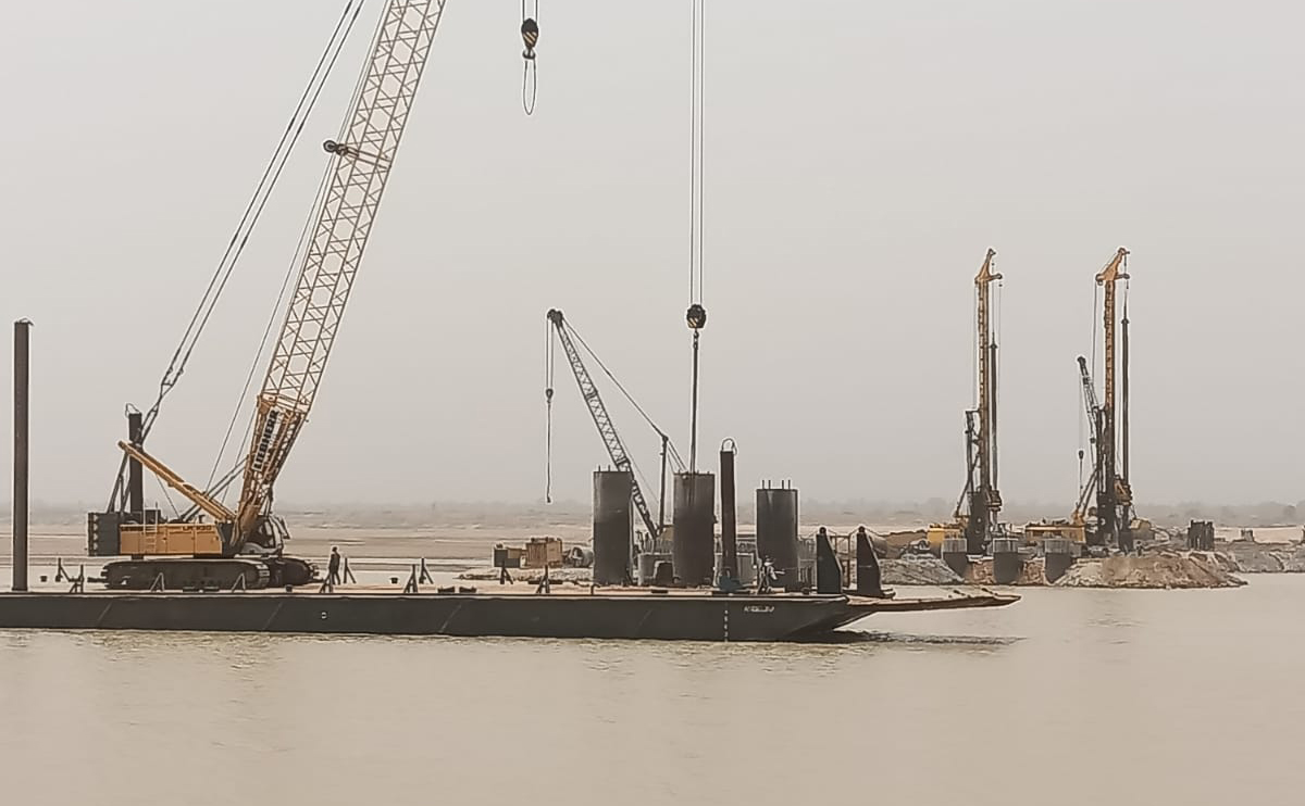 BARGE FOR OFF-SHORE WORKS (CAPACITY: 800 T)