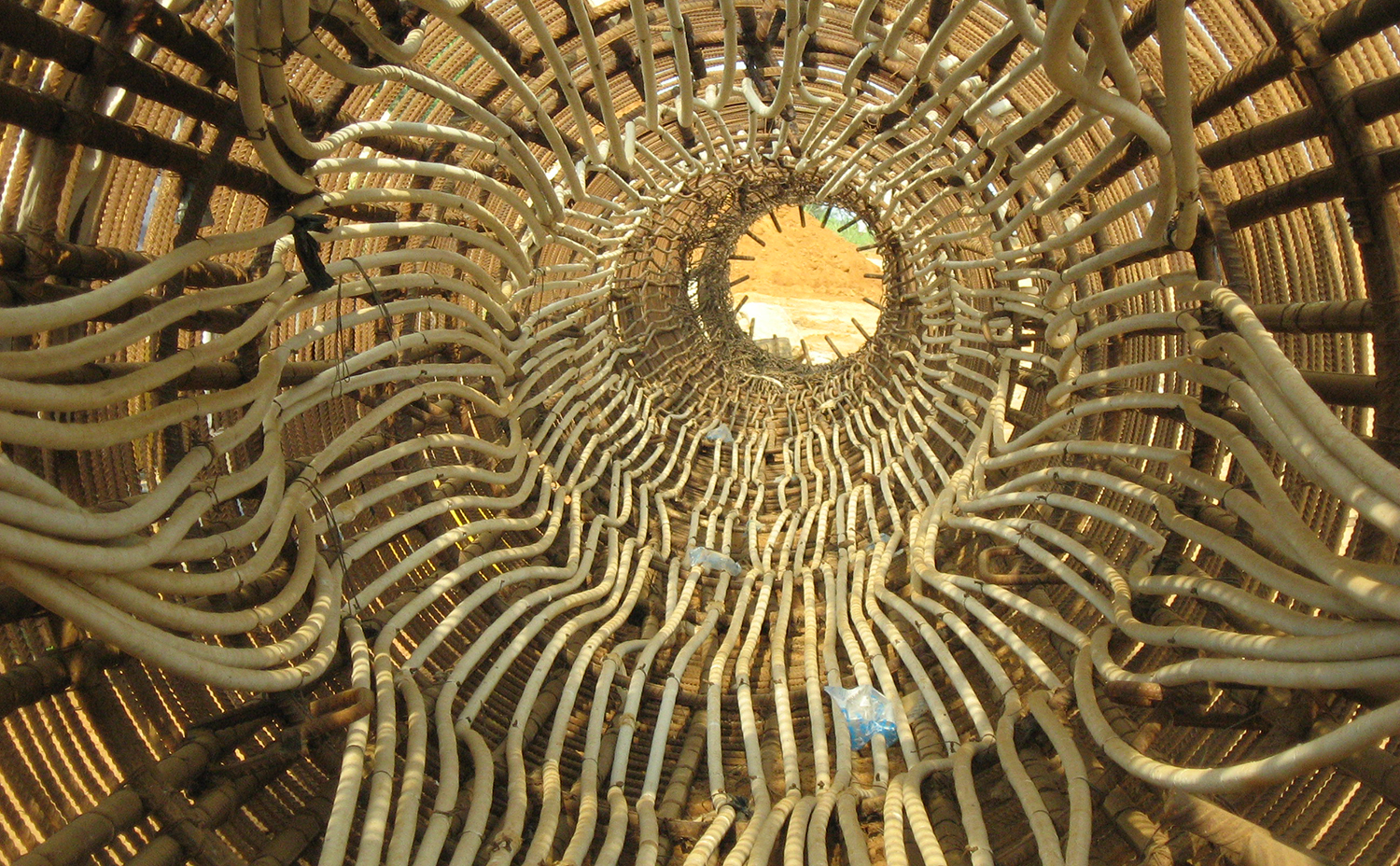 LOAD TESTING EQUIP.CAPABLE OF PERFORMING TESTS UP TO 2000 T.