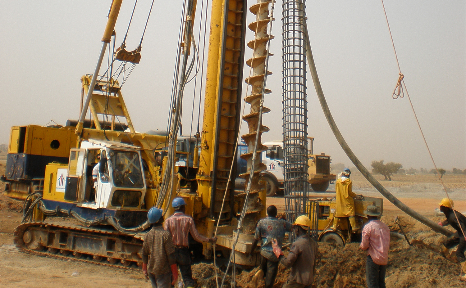 DRILLING RIG: NIPPON (DE) WITH HYDRAULIC VIBRATOR